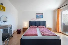 Istra, Medulin- Apartmanska kuća 50m od mora, Medulin, Kuća