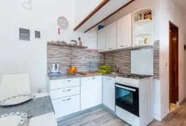 Istra, Medulin- Apartmanska kuća 50m od mora, Medulin, Kuća