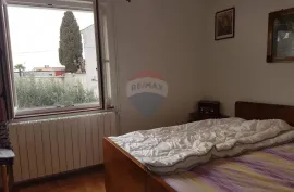 Prodaje se prostran stan od 120m2 s dvorištem, Poreč, Apartamento