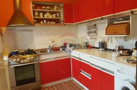 Prodaje se prostran stan od 120m2 s dvorištem, Poreč, Appartment