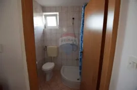 Kuća Šilo sa pet apartmana, Dobrinj, Casa