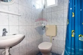 Kuća Šilo sa pet apartmana, Dobrinj, Kuća