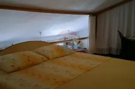 OTOK KRK-MALINSKA kuća sa 7 apartmana, Malinska-Dubašnica, Casa