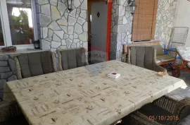 Otok Krk autohtona adaptirana kuća sa apartmanima, Dobrinj, Kuća