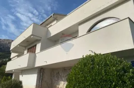 Baška-Batomalj-prodajemo vilu s pet apartmana, od mora 1,5km, bazen, Baška, Kuća