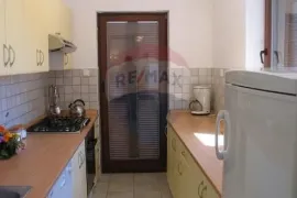 Baška-Batomalj-prodajemo vilu s pet apartmana, od mora 1,5km, bazen, Baška, بيت