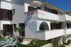 Baška-Batomalj-prodajemo vilu s pet apartmana, od mora 1,5km, bazen, Baška, Дом