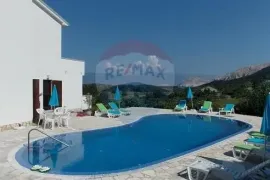 Baška-Batomalj-prodajemo vilu s pet apartmana, od mora 1,5km, bazen, Baška, بيت