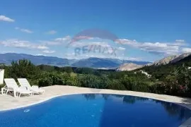 Baška-Batomalj-prodajemo vilu s pet apartmana, od mora 1,5km, bazen, Baška, Famiglia