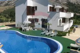 Baška-Batomalj-prodajemo vilu s pet apartmana, od mora 1,5km, bazen, Baška, بيت