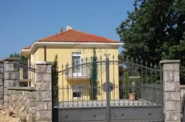 Njivice samostojeća kuća do samog mora, Omišalj, Дом