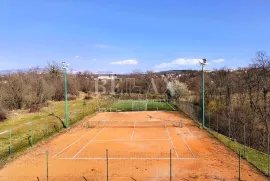 Viškovo - kuća sa sportskim terenima i poslovnim prostorom, Viškovo, Ev