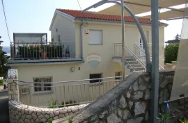 Novi Vinodolski - Kuća sa 4 apartmana 70 m od mora, Novi Vinodolski, Famiglia