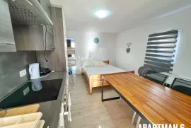 Medulin, novouređena kuća sa 7 apartmana, Medulin, Σπίτι