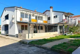 Medulin, novouređena kuća sa 7 apartmana, Medulin, Σπίτι