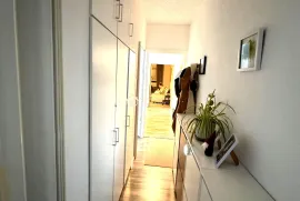 Sesvete,centar, novouređen namješten 4-soban stan 73,50 m2 na 2katu, Zagreb, Flat