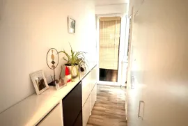 Sesvete,centar, novouređen namješten 4-soban stan 73,50 m2 na 2katu, Zagreb, Flat