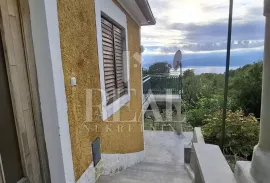 Kostrena ,manja kuća 100 m2,okućnica,pogled na more, Kostrena, Haus