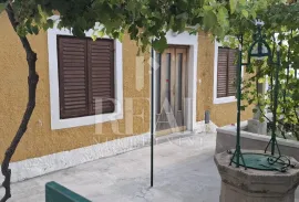 Kostrena ,manja kuća 100 m2,okućnica,pogled na more, Kostrena, Haus