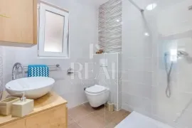 Kuća sa bazenom 192 m2,P+1,pogled na more, Novi Vinodolski, Maison