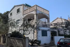 Brač, Supetar, kuća ukupne površine 372 m² na zemljištu površine  411 m², Supetar, بيت