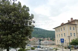 RIJEKA, BAKAR - kuća samo 43 metra udaljena od mora + garaža za 3 automobila! PRILIKA!, Bakar, Maison