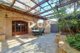 ISTRA, POREČ, VABRIGA - obnovljena kamena kuća s bazenom, Poreč, House