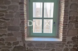 OTOK UGLJAN, SUTOMIŠĆICA - uređena autohtona kuća blizu mora, Preko, House