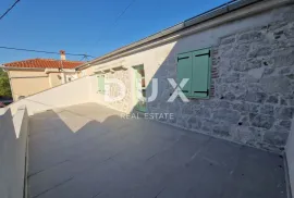 OTOK UGLJAN, SUTOMIŠĆICA - uređena autohtona kuća blizu mora, Preko, House