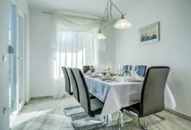 Krk, Gostinjac - kuća za odmor sa velikom okućnicom, Dobrinj, House