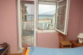 SELCE, manja obiteljska kuća u centru, Crikvenica, Maison