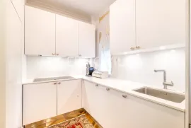 Zagreb, Varšavska, uređen četverosoban stan NKP 115 m2 s liftom, pješačka zona, najam, Zagreb, Appartement