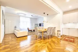 Zagreb, Varšavska, uređen četverosoban stan NKP 115 m2 s liftom, pješačka zona, najam, Zagreb, Appartement