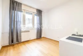 Zagreb, Maksimir, trosoban stan 70 m2 na 2. katu + VPM, Zagreb, Apartamento