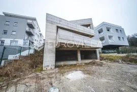 Zagreb, Maksimir, rohbau zgrada GBP 399,94 m2, četiri stambene jedinice, građevinska dozvola, Zagreb, Propriedade comercial