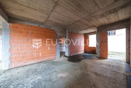 Zagreb, Maksimir, rohbau zgrada GBP 399,94 m2, četiri stambene jedinice, građevinska dozvola, Zagreb, Propriedade comercial