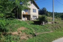 Titulo, Lučani, Casa