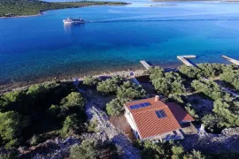 KAPRIJE: Land 19,555 m² with a pier in a safe harbor  Remetić, Šibenik - Okolica, Land