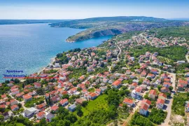 Velika katnica sa stanom i 5 apartmana u Maslenici kod Zadra, 170m pješice do plaže (prodaja), Jasenice, Casa