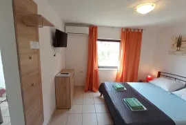 Kuća (stan+5 apartmana) 170m pješice do plaže, površine 231m², veliko dvorište, masline, Jasenice, Haus