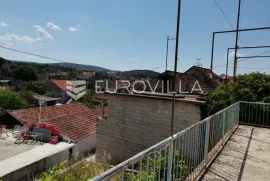 Brač, Milna, atraktivno zemljište s postojećim objektom 908 m2, Milna, Maison