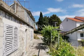 Brač, Milna, atraktivno zemljište s postojećim objektom 908 m2, Milna, Casa