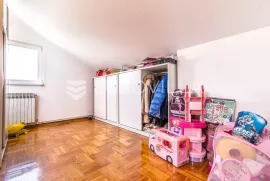 Sesvete peterosoban stan u potkrovlju 140 m2, Zagreb, Flat