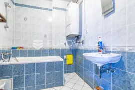 Sesvete peterosoban stan u potkrovlju 140 m2, Zagreb, Flat