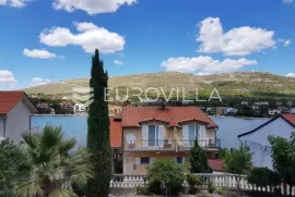 Šibenik, kuća s tri apartmana u neposrednoj blizini plaže (350 m2), Šibenik - Okolica, Maison