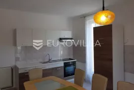 Šibenik, kuća s tri apartmana u neposrednoj blizini plaže (350 m2), Šibenik - Okolica, Σπίτι