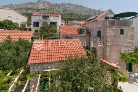 Omiš, prekrasna kamena kuća 50 metara od mora, Omiš, Casa