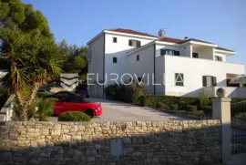 Brač, prekrasna vila s velikom okućnicom 20 m od mora, Sutivan, Famiglia