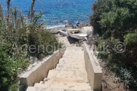 Vis - Milna vila sa apartmanima 300 m2 na parceli od 1200 m2, Vis, Famiglia