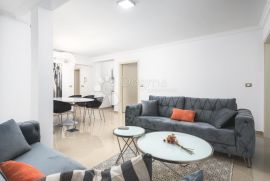 Prvi red do mora, Novigrad, Flat